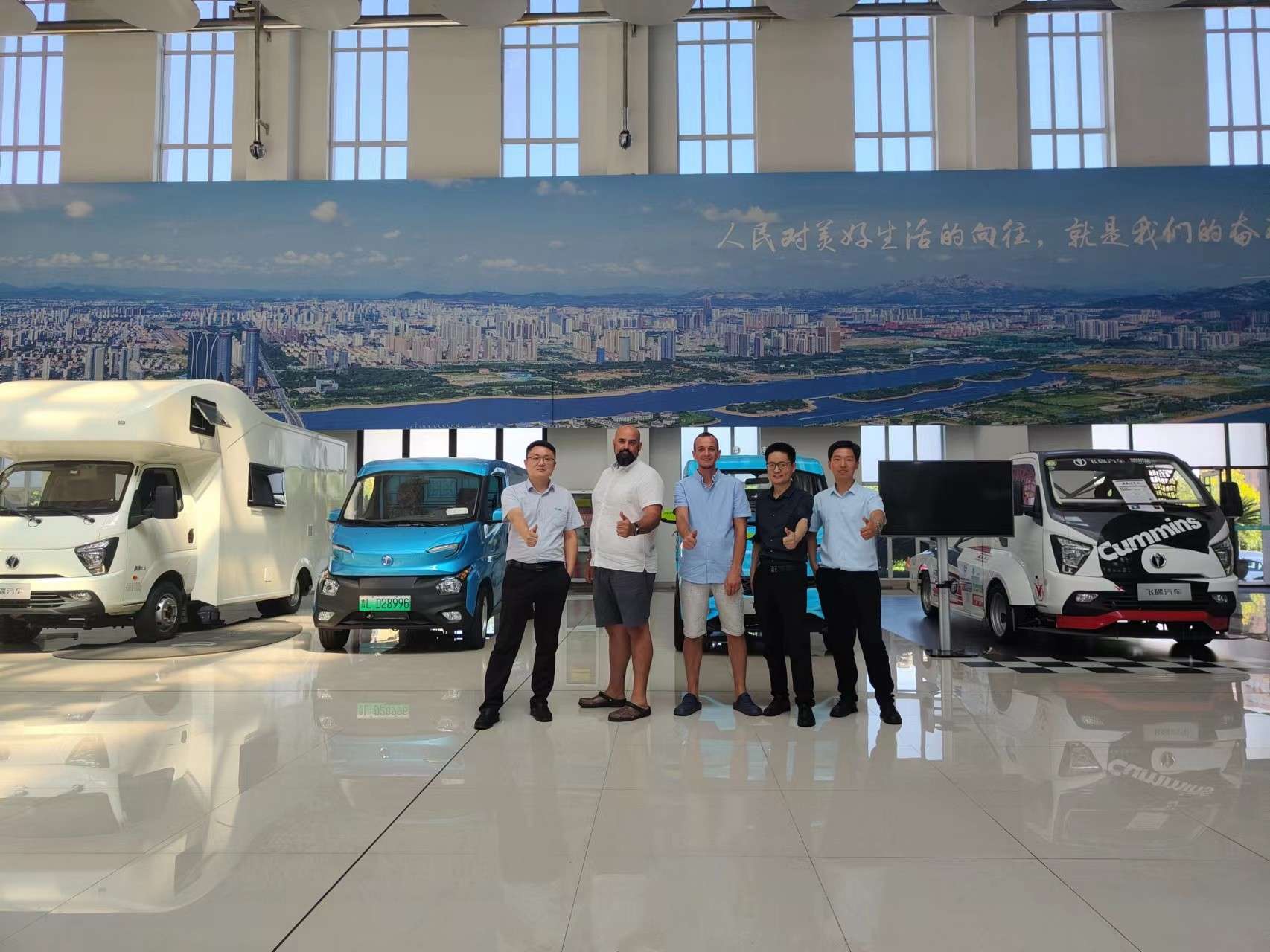 British customers visit China pickup truck factory