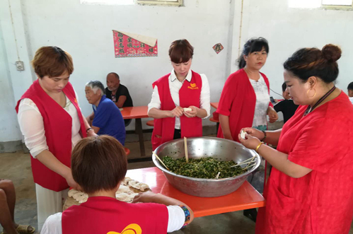 One Dragon Boat Festival a year, one year of health, Yisen Company organized all employees to make rice dumplings on the eve of the Dragon Boat Festival to show their love